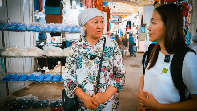 Селден калган товарларын жууп, 200 сомдон сатып жаткан кезектеги соодагер Санирабига 