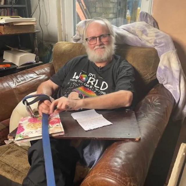 Jeremy Gavins dirujuk oleh dokter umum (GP) ke rumah sakit, di mana ia menerima terapi kejutan listrik pada usia 17 tahun. Terapi itu membuatnya pingsan.