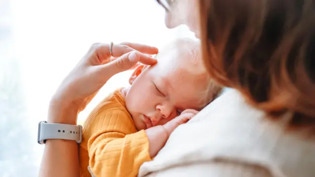 Mujer con un bebé recién nacido. 