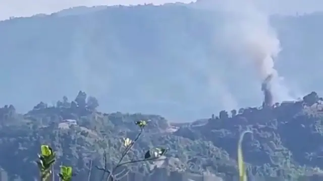 ဝှေခါမှာ လက်နက်ကြီးနဲ့ တိုက်ခိုက်ခံနေရတဲ့မြင်ကွင်း