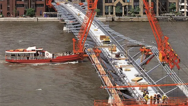 Строительство моста, январь 2000 года 