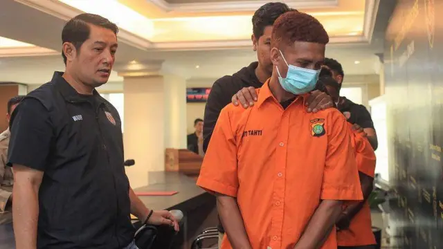 Satu dari dua tersangka kasus pembubaran paksa diskusi (kanan) berjalan usai konferensi pers yang digelar Polda Metro Jaya di Jakarta, Minggu (29/9/2024).