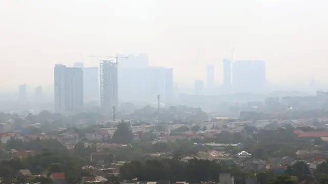 Suasana gedung-gedung bertingkat dan perumahan warga dengan kabut polusi udara di wilayah Jakarta dan sekitarnya, Kamis (07/09).
