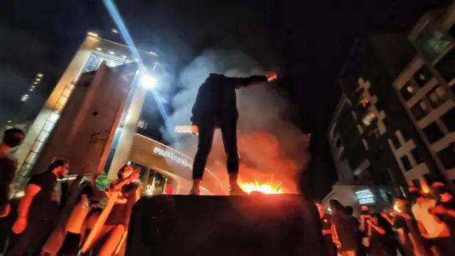 زن جوان معترض