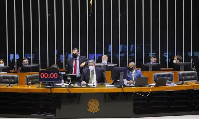 Mesa diretora da Câmara durante sessão plenária que aprovou medida provisória que viabilizou privatização da Eletrobras, em 20 de maio de 2021