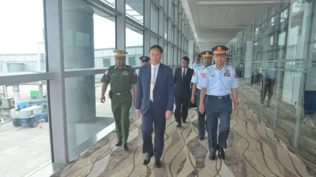 ထိုင်းလေတပ်ဦးစီးချုပ်နဲ့ တွေ့ဆုံပြီးနောက် ဇူလိုင်လ ၁ ရက်မှာ ရန်ကုန်ကို ပြန်လာတဲ့ လေတပ်ဦးစီးချုပ် ဗိုလ်ချုပ်ကြီး ထွန်းအောင် 