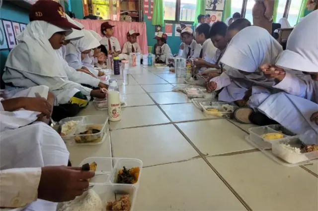 Ilustrasi anak-anak sekolah di sebuah SD di Nunukan Selatan, Kalimantan Utara, melahap MBG.