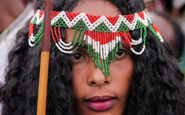 Wata mace sanye da abin adon mata da aka yi da duwatsu masu launi daban-daban a wurin bikin gargajiya mai suna Irreecha da ake yi a Hora Arsadi a Bishoftu.