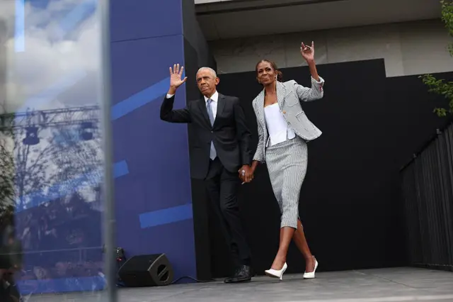 La pareja Obama saluda durante la inaugiración del Centro.