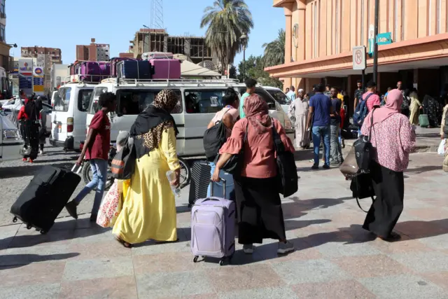 توافد آلاف السودانيين على مصر بعد اندلاع الحرب في السودان