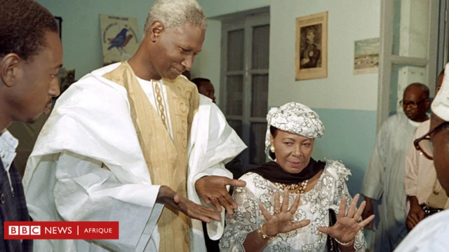 Abdou Diouf et son Elisabeth dans un bureau de vote en 1993.