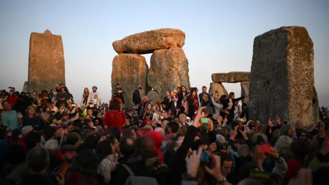 İngiltere'de her yıl Neolitik dönem anıtı Stonehenge'de yaz gündönümü kutlamaları yapılıyor