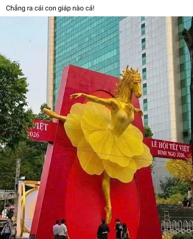 Hình chụp màn hình Facebook của một người đàn ông đăng hình linh vật ngựa mặc váy và mang giày nữ ở cổng chào Lễ hội Tết Việt tại Nhà Văn hóa Thanh Niên ở TP HCM (có chỉnh sửa bằng AI)