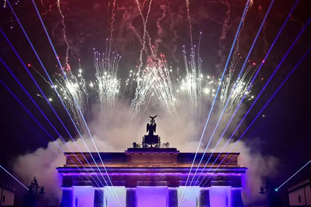 Berlin'de Brandenburg Kapısı'nda yapılan havai fişek gösterisi. 