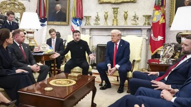 Zelensky gesticulando e Trump com olhar sério; ambos estão sentados no Salão Oval, rodeados por outras pessoas