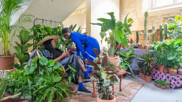 በአትክልቶች ተከብበው የተቀመጡ ሴቶች