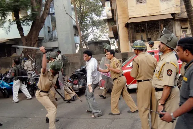 પોલીસ કાર્યવાહી પોલીસ દમન ગુજરાત બીબીસી ગુજરાતી