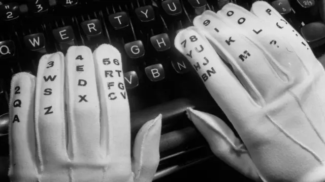 Пальці на клавіатурі