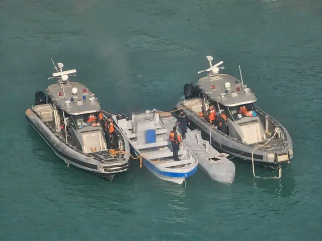 Un semisumergible no tripulado de bajo perfil se encuentra entre dos embarcaciones de la Armada de Colombia frente a la costa del Parque Tayrona, cerca de Santa Marta, Colombia, el 2 de julio de 2025.