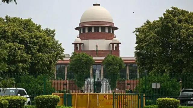 सर्वोच्च न्यायालयाने अशाच एका प्रकरणात मार्च 2025 मध्ये अलाहाबाद उच्च न्यायालयाच्या एका निर्णयाची स्वतःहून दखल घेतली होती.