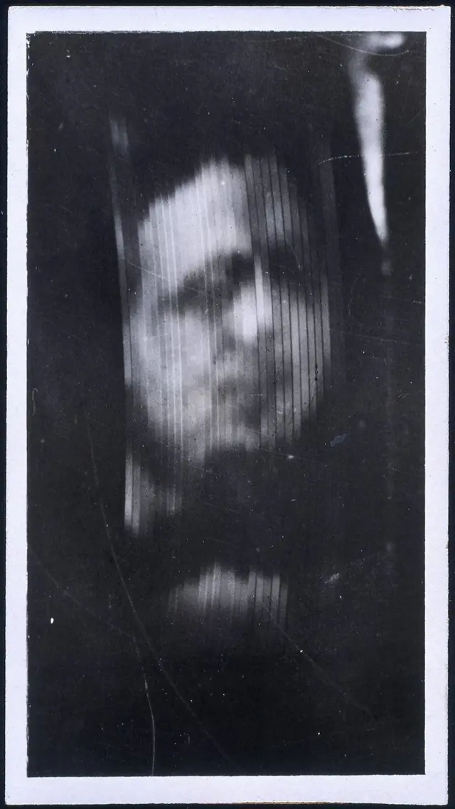 Imagem de rosto mal definida, transmitida nos primeiros experimentos da história da televisão