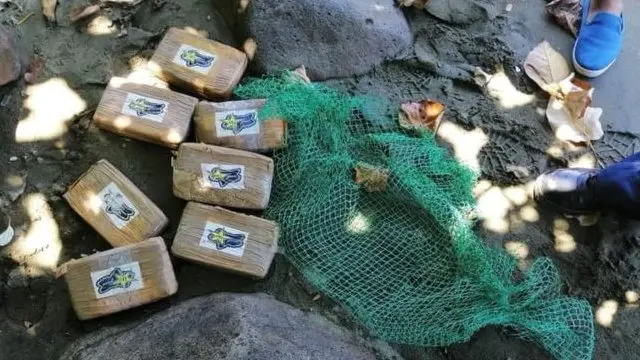 Соҳилда топилган кокаин брикетлари