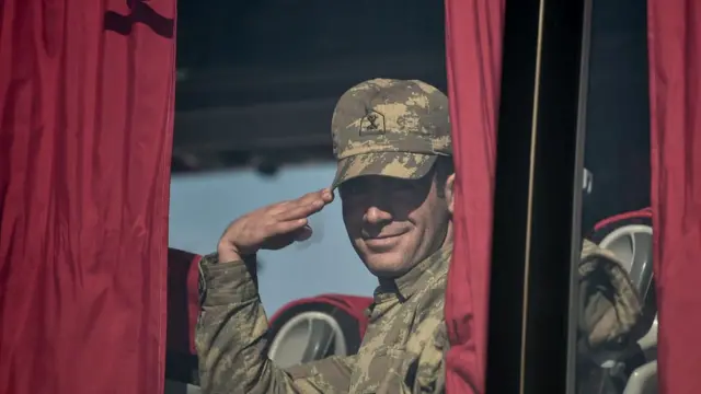 Zeytin Dalı Harekatı'na katılmak üzere sınır bölgesine giden bir Türk asker