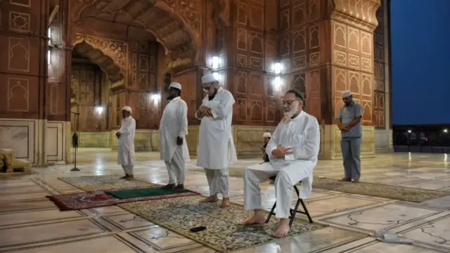 Wasu Musulmai na salla a masallacin Jama da ke birinin Delhi na Indiya, a ranar Juma'a 25 ga watan Afrilun 2020, tare da ba da tazara tsakaninsu duk da cewa an rufe wurare da yawa na masallacin amma ana barin wasu kalilan su shiga