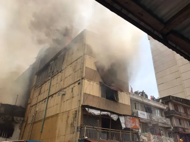 Akụkụ ahịa Balogun gbara ọkụ na Tuzde 