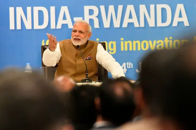 વડા પ્રધાન નરેન્દ્ર મોદીએ રવાન્ડા પ્રવાસ વખતે ગ્રામજનોને 200 ગાય ભેટ કરી હતી