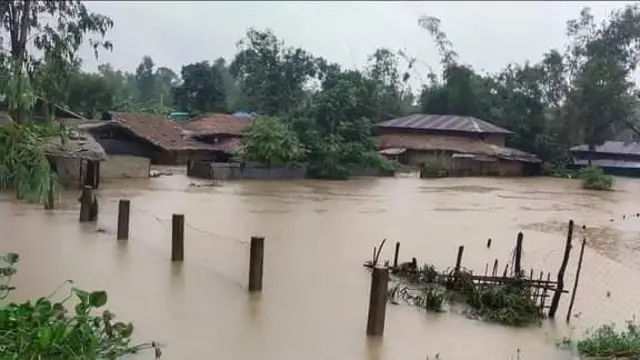 বিভিন্ন জেলার কয়েক লাখ মানুষ পানিবন্দী অবস্থায় রয়েছে।