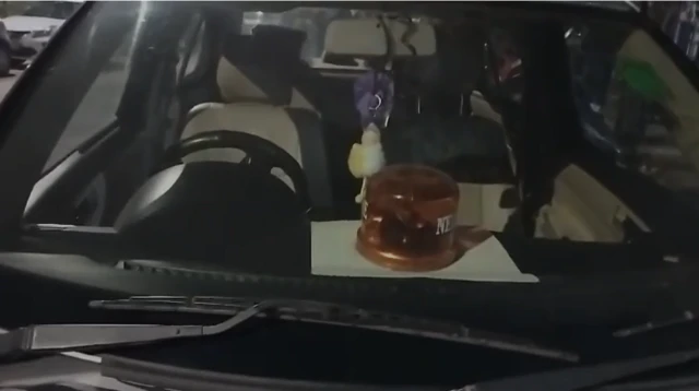 अखिलेश शुक्ला यांच्या गाडीतला दिवा