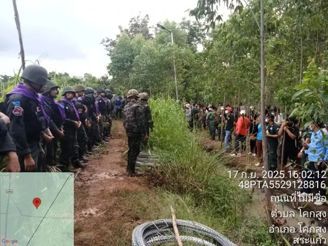 Khoảng 200 người biểu tình Campuchia tập trung gần làng Ban Nong Ya Kaeo, huyện Khok Sung, tỉnh Sa Kaeo, trong khi lực lượng chức năng Thái Lan tăng cường an ninh biên giới bằng hàng rào và dây thép gai tại Thái Lan vào ngày 17/9 - một trong những đỉnh điểm cao trào gần đây nhất của cuộc xung đột biên giới