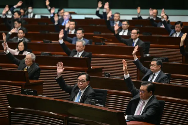 Các nghị sĩ Hong Kong giơ tay biểu quyết luật an ninh quốc gia mới
