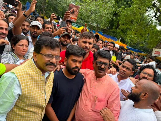 शिवसेना उद्धव बाळासहेब ठाकरे पक्षाच्या खासदारांनी जंतर-मंतर याठिकाणी जाऊन आंदोलकांची भेट घेतली.