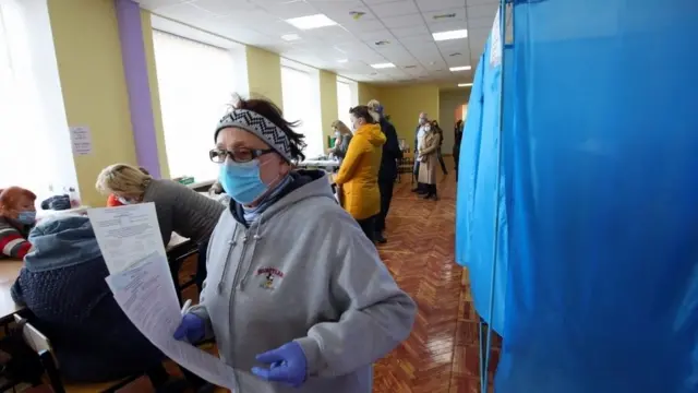 жінка з бюлетенем