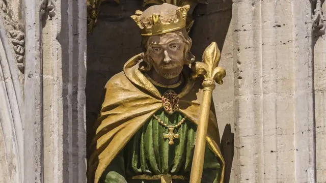 Статуя Этельстана на соборе в Рипоне