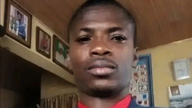 Oloogbe John Olaleye wọ kootu dudu ati ẹwu pupa