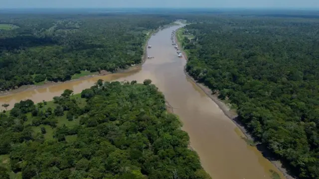 Vista aérea do lago do Piranha, no Amazonas