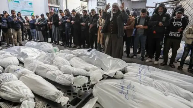 فلسطينيون يصلون صلاة الجنازة على أشخاص قتلوا قي غارات إسرائيلية على رفح