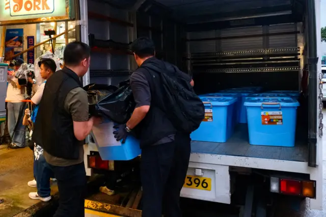 香港警方在拘捕行動中帶走留下書舍的書籍