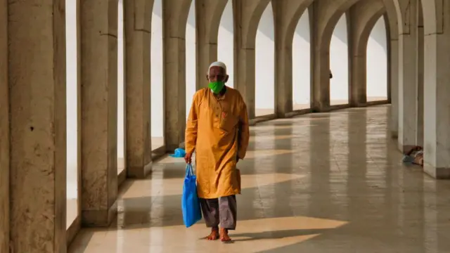 বায়তুল মোকাররমে নামাজ পড়তে এসেছেন একজন মুসল্লি। মুখে মাস্ক।