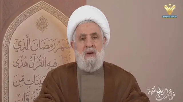 چهره نعیم قاسم در حال سخنرانی