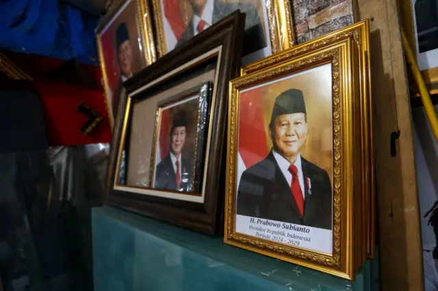 Bingkai foto Presiden Indonesia, Prabowo Subianto di Rumah Bingkai Bandung, pada 19 Oktober 2024.