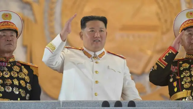 25일 평양 김일성 광장에서 열린 조선인민혁명군 창건 90주년 열병식에 참석한 김정은 북한 국무위원장
