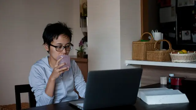 Жінка за комп'ютером