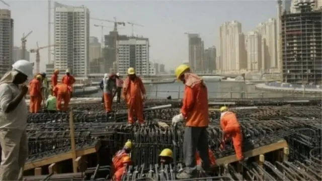 মধ্যপ্রাচ্যের একটি দেশে বাংলাদেশি শ্রমিকরা নির্মাণ কাজ করছেন। (ফাইল ফটো)