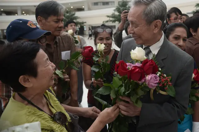 ประชาชนเดินทางมาให้กำลังใจ ดร.ชาญวิทย์