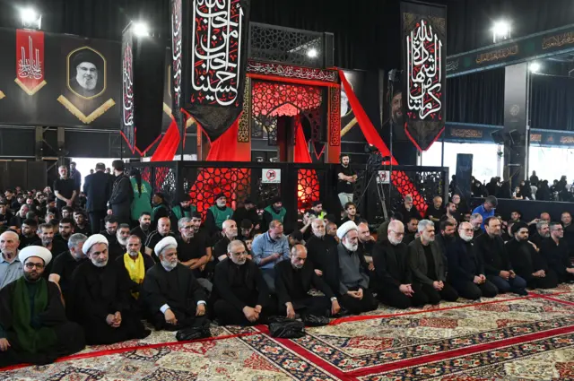 في الضاحية الجنوبية لبيروت، بدأت مراسم إحياء عاشوراء عند ضريح حسن نصرالله، في مشهد يعكس حضور المناسبة في الذاكرة الدينية والسياسية لدى جزء من الشيعة في لبنان.