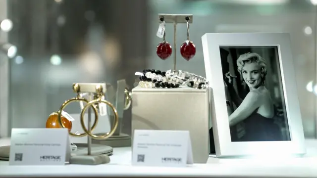 Joyas de Marilyn Monroe exhibidas junto a una foto enmarcada de la actriz